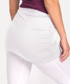 witte legging met wit rokje over de billen