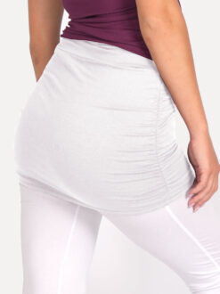 witte legging met wit rokje over de billen