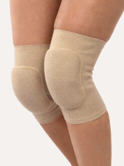 knie beschermers beige op model