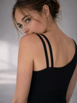 Silhouette asymmetrisch balletpak zwart dames vooraanzicht