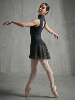 zwart balletpakje in turtleneck - mystique - sfeerfoto met rugzijde