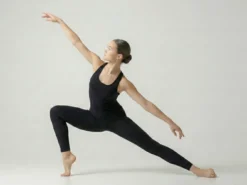 zwarte top 'urban' voor dans en ballet - moderne pose van een danseres